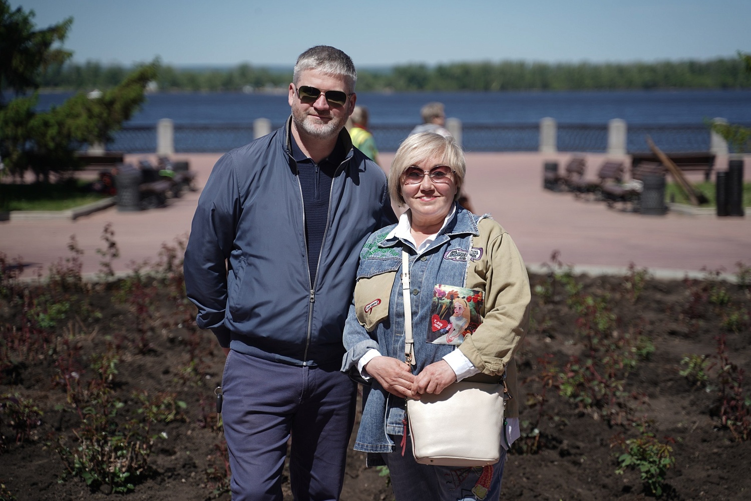 Посадили 99 роз на набережной Волги!